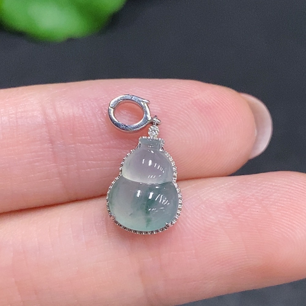 F34002189 Jadeite Gourd Pendant 18k Gold Total Weight Approx.1.1g