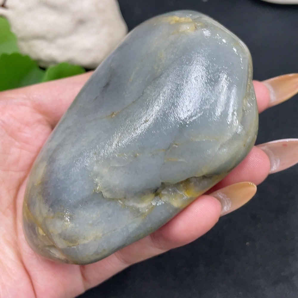 H32706212 Hetian Jade with undetermined skin color origin, containing other mineral components, total weight approximately 291.5g