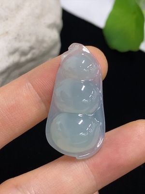 F41941297 翡翠福豆挂件 货品总重约5.47克