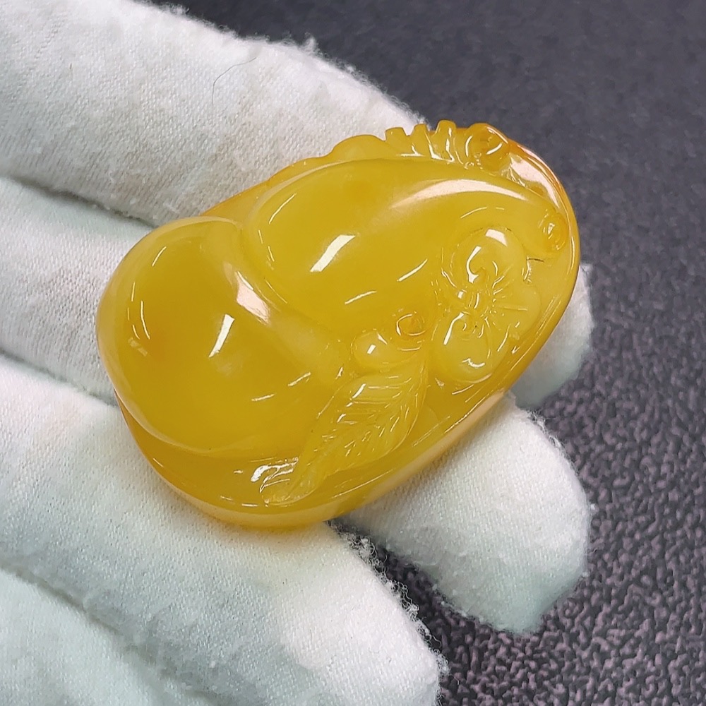 C33923423 Amber Beeswax Pendant Coated Total Weight Approx. 17.68g