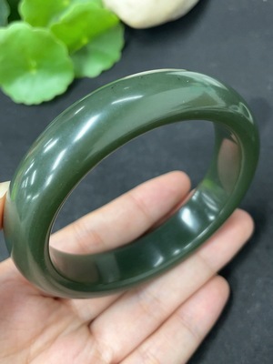 H46576143 和田玉正圈手镯 圈口60.7      货品总重约77.8g