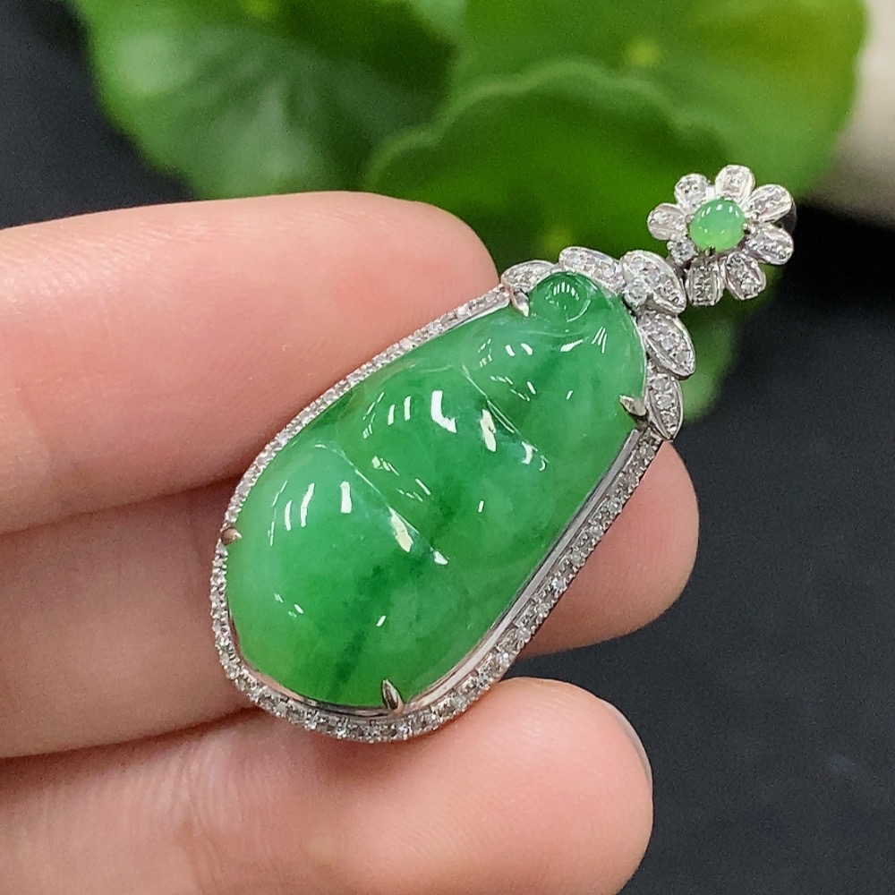 F35132141 Jadeite auspicious bean pendant with 18K gold and diamond accents, total weight approximately 5.38g