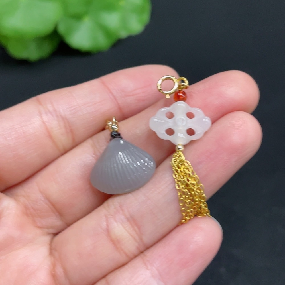 H34072673 Hetian Jade Pendant Antique Style + Scallop Non-Gold Total Weight Approx. 3g