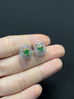 C46535737 祖母绿耳饰 非钻 18k金 净度优化 货品总重约2.61g 卡2.9mm左右