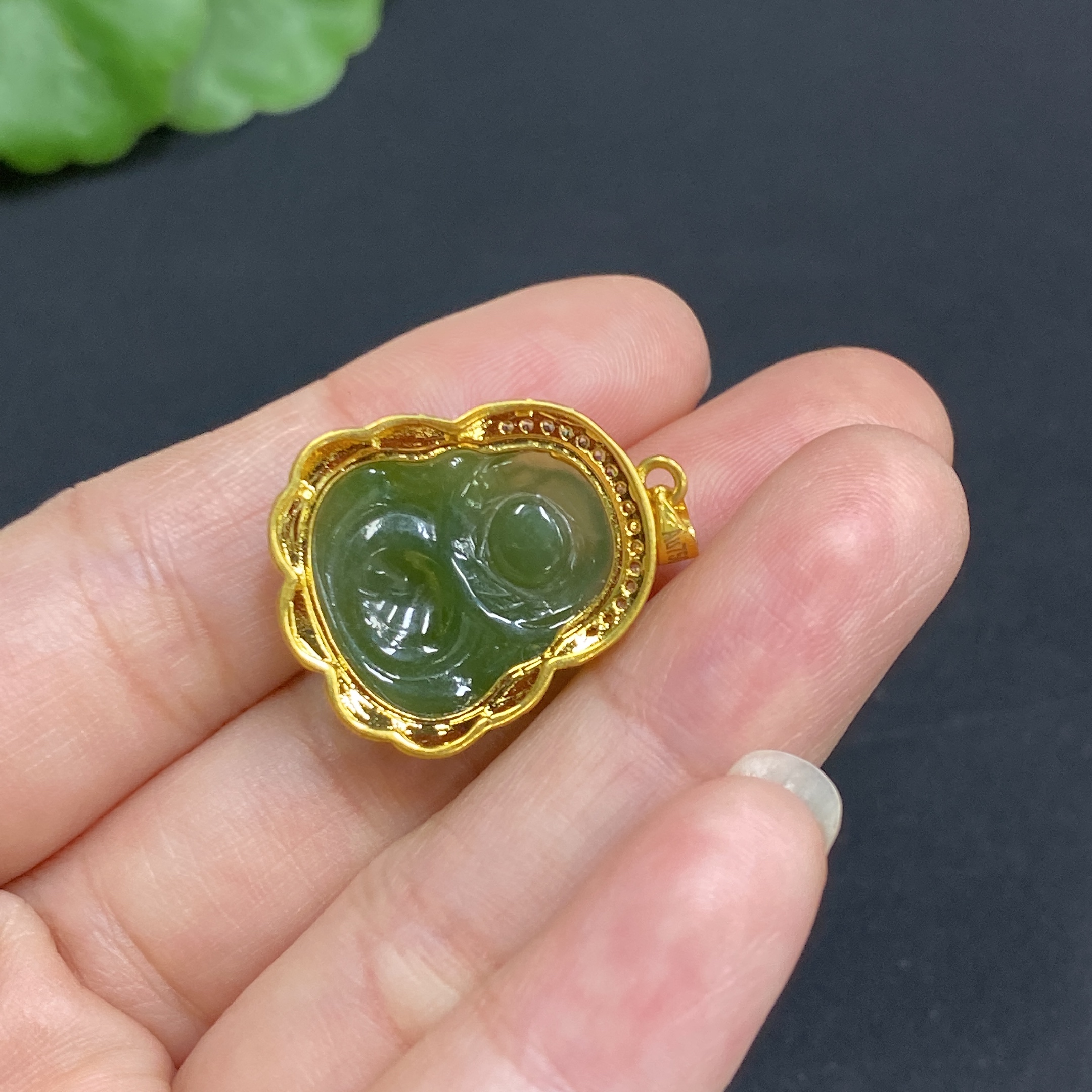H34985945 Hetian Jade Jasper Inlaid Pendant, Buddha Figure, Total Weight Approx. 3.2g, Suspected Gold-Plated