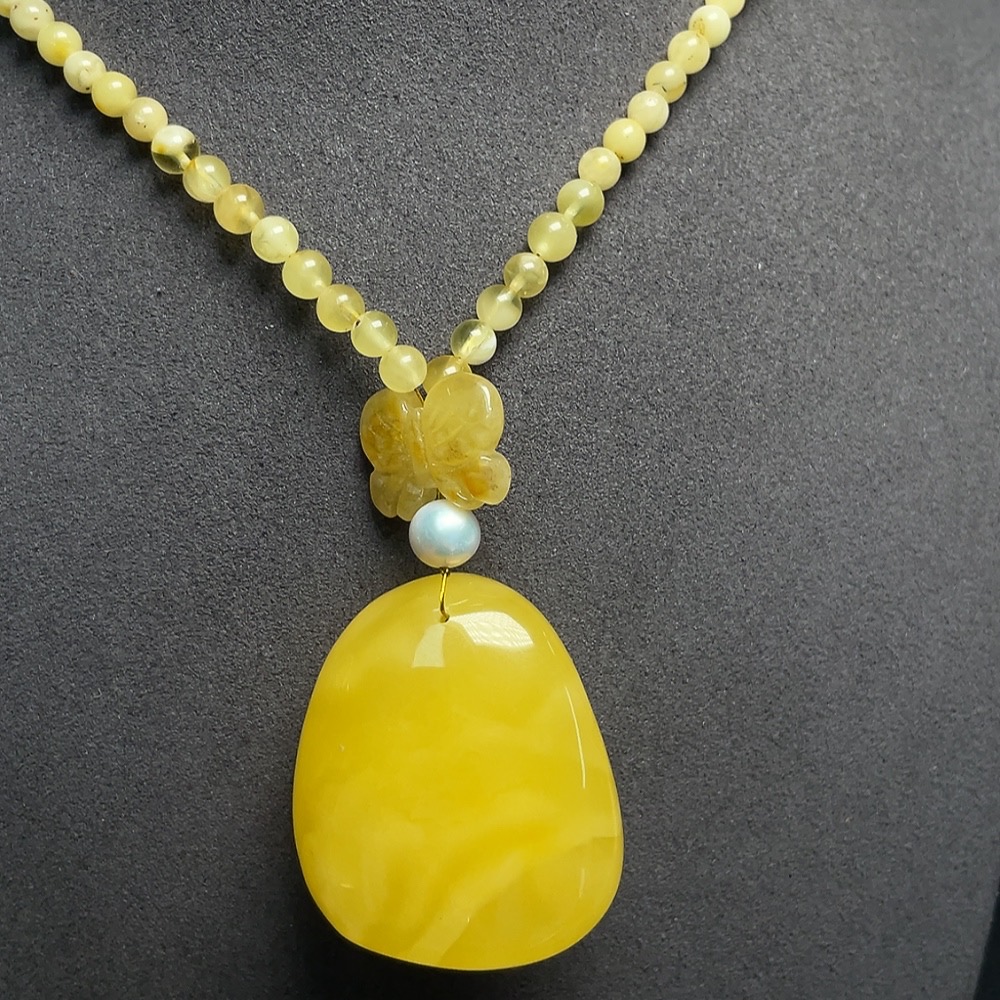 C34952542 Amber Beeswax Pendant with Pearl + Southern Red Agate, Carved Piece Coated with Colorless Film, Non-Gold, Total Weight Approx. 19.35g, Including Chain