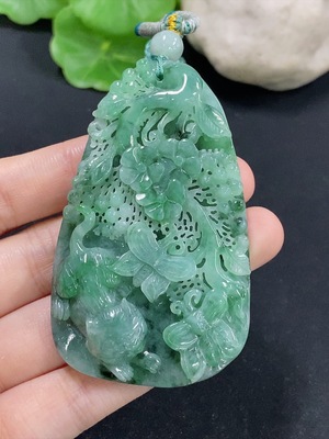 F46549535 翡翠猫咪挂件 含其他矿物成分 有证书 货品总重约51.58g
