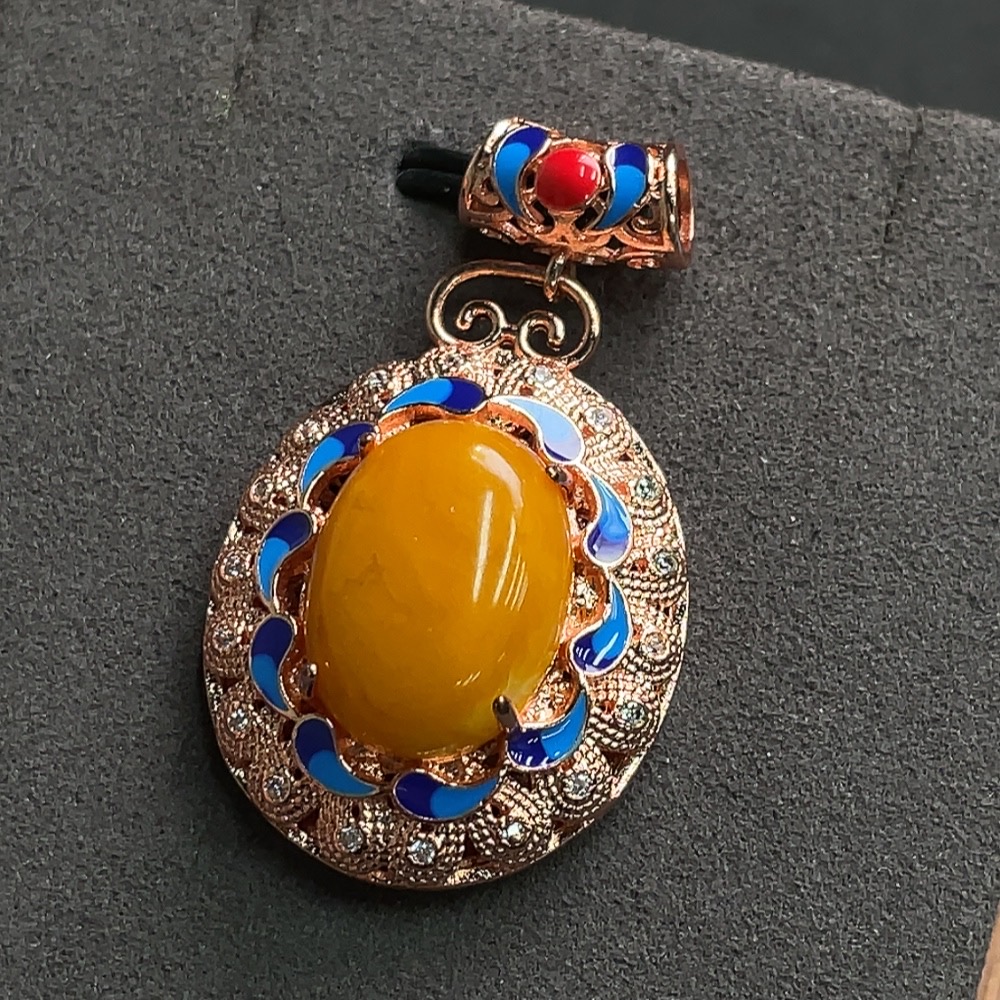 C15571325 Amber and Beeswax Inlaid Pendant, Non-Gold Setting, Total Weight Approx. 7.37g