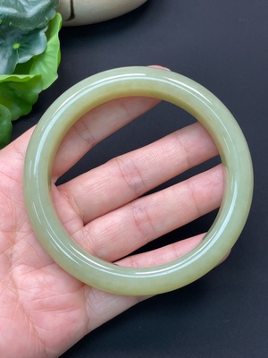 H46527090 和田玉正圈手镯 圈口63.5mm 总重约74.96g