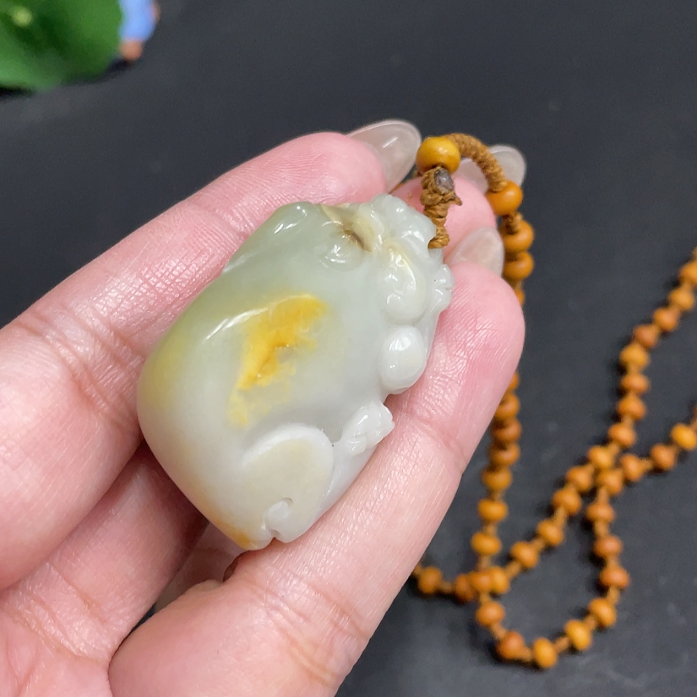 H30464445 Hetian Jade Pendant Auspicious Beast Undetermined Skin Color Formation Contains Other Mineral Components Total Weight Approx. [Including Chain] 39.3g