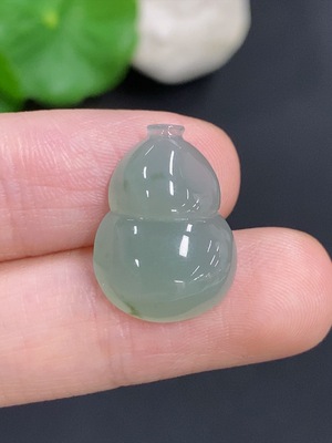 F46555206 翡翠葫芦挂件 货品总重量约2.8克