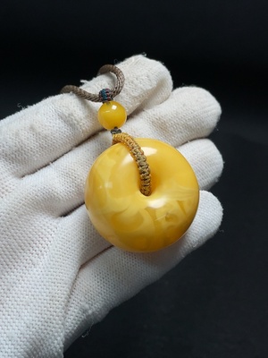 C43117974 琥珀蜜蜡挂件 非金 含绳 货品总重约19.9g