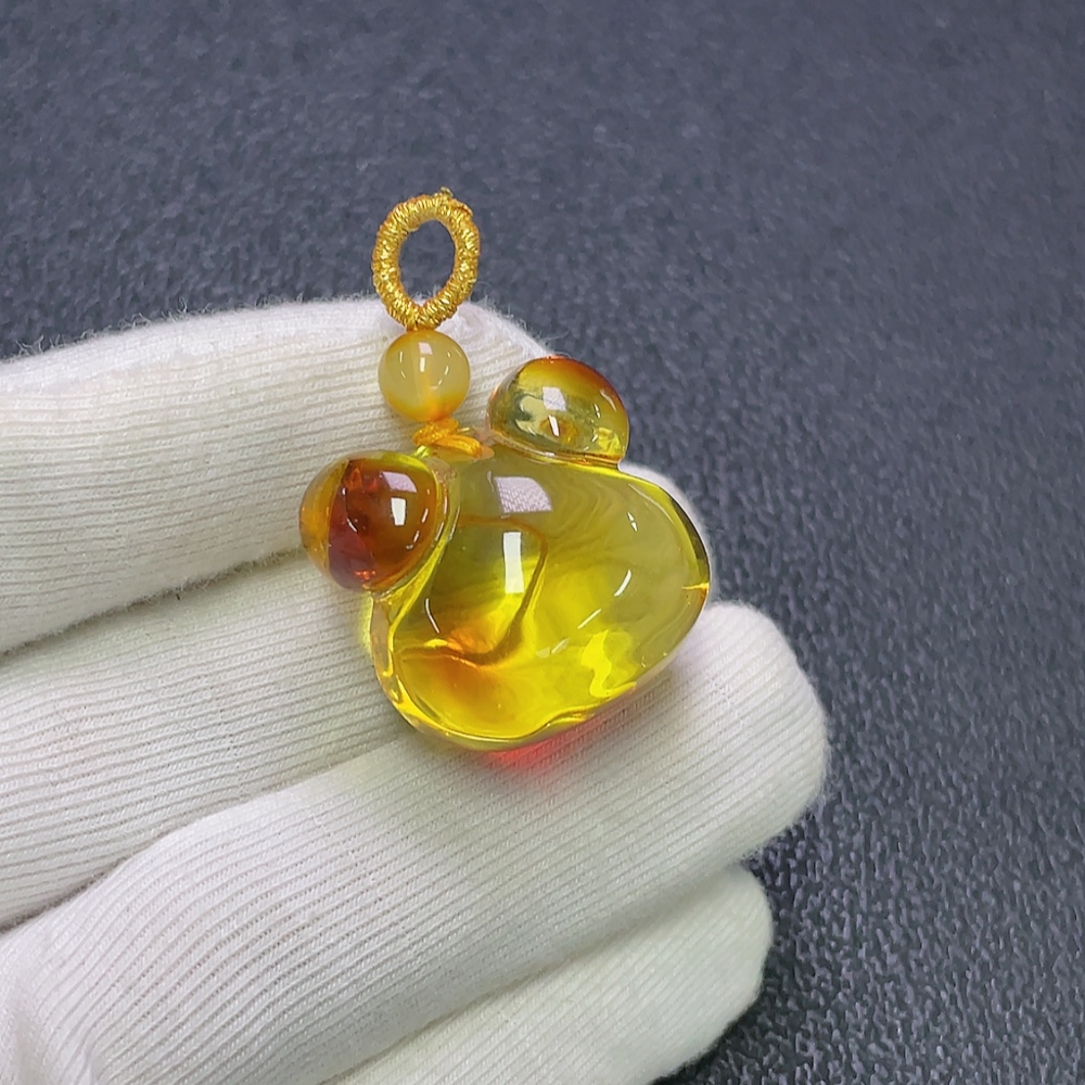 C30474515 Amber beeswax pendant coated, total weight approx. 6.38g