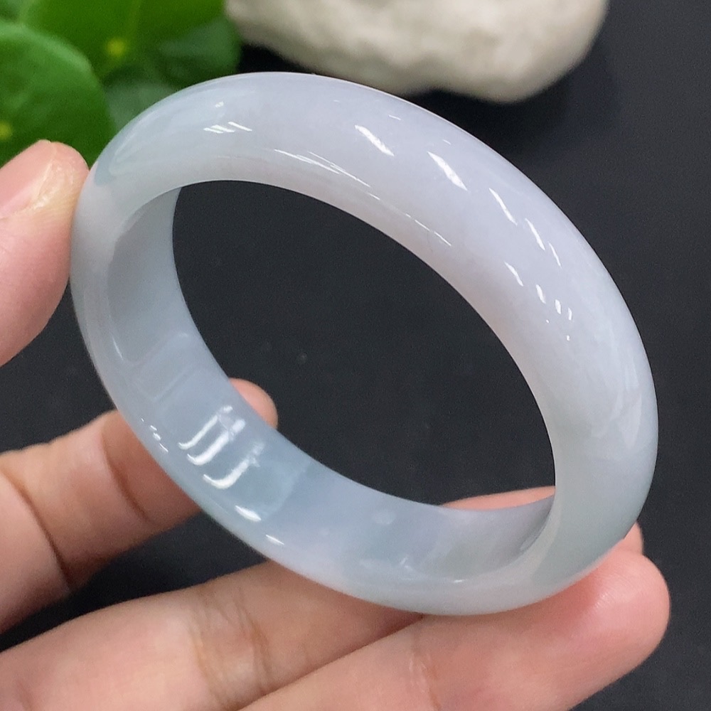 F34050705 Jadeite Concubine Bracelet with a total weight of approximately 37 grams, size 50/45, with a crack