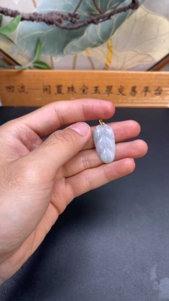 F35079623 Jadeite Leaf Pendant with 18K Gold Clasp, Total Weight Approximately 4.9g