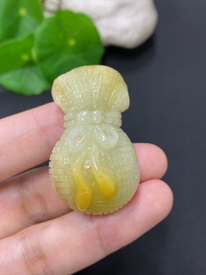 F46526062 翡翠钱袋子挂件 货品总重量约28.3克 颜色成因未定
