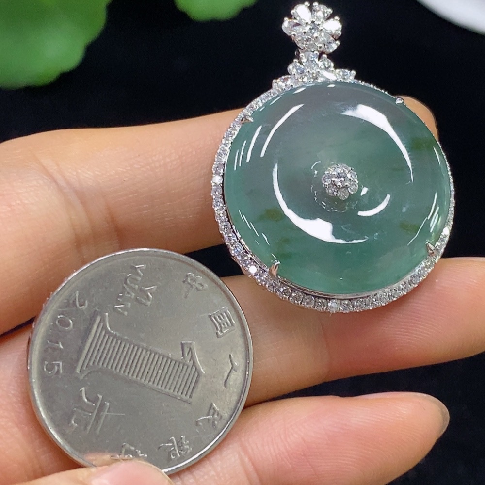 F35137157 Jadeite Peace Knot Pendant Set in 18k Gold with Diamond Accents, Total Weight Approximately 8.75g