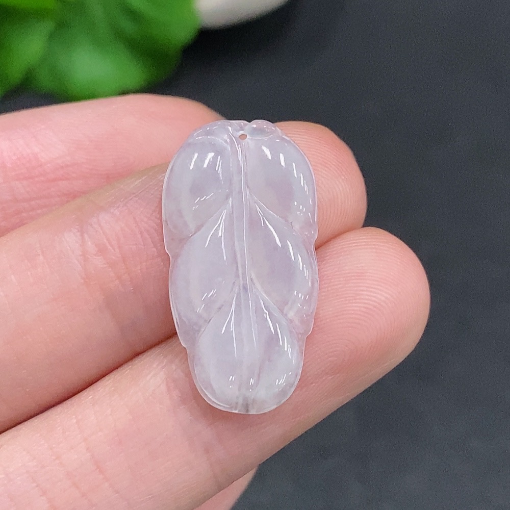 F35078241 Jadeite leaf pendant, total weight approximately 1.4g