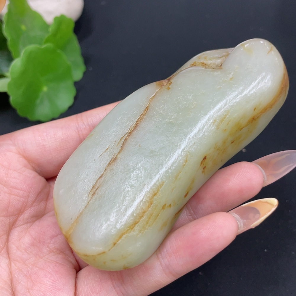 H30490644 Hetian Jade, total weight approx. 179.5g, undetermined skin color origin, contains other mineral components