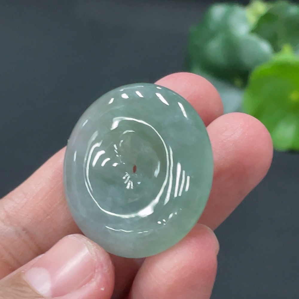 F24773445 Jadeite Peace Knot Pendant, Approx. 10.4g