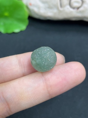 F46570974 翡翠挂件         货品总重约3.6g