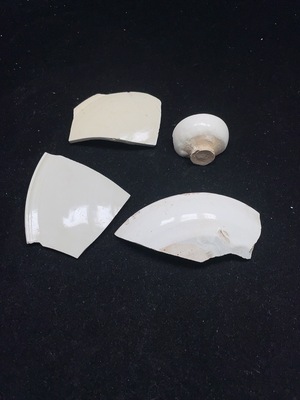 W25911822 A set of white-glazed ceramic shards (actual size as per the item)