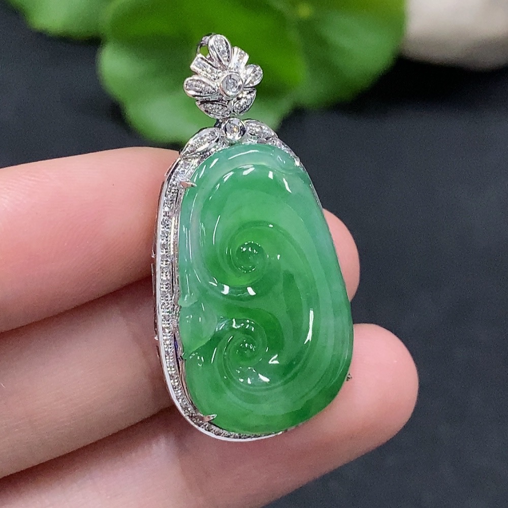 F33947145 Jadeite Ruyi Inlaid Pendant 18K Gold Total Weight Approx. 5.7g (With Diamond Accents)