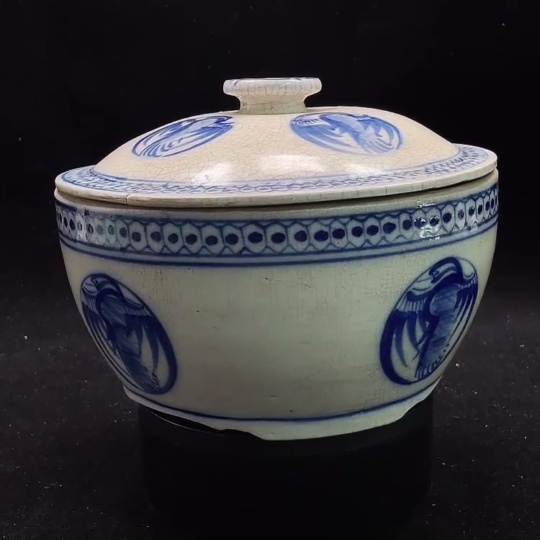 W27078994 Ceramic Blue and White Lidded Box from the Export Period (size as per actual item)