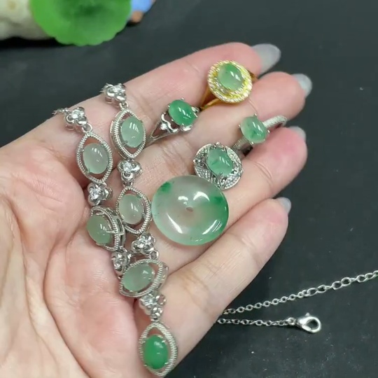 H33881367 African Emerald (Dulong Jade)