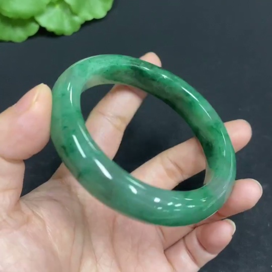 H33878949 African Emerald (Dulong Jade) Round Bracelet