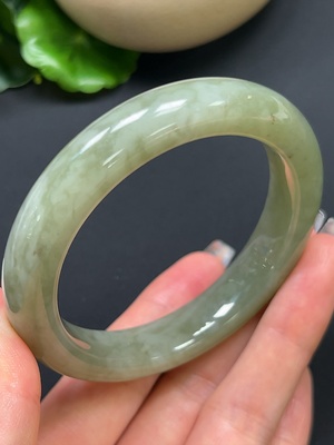 H46530200 和田玉正圈手镯 圈口56.5mm 总重约62.72g