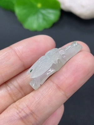 F41934293 翡翠一鸣惊人挂件 货品总重约2.5g