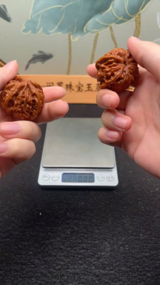 W32764706 Four-ridged Walnut, total weight approx. 30.8g, size about 39.4mm