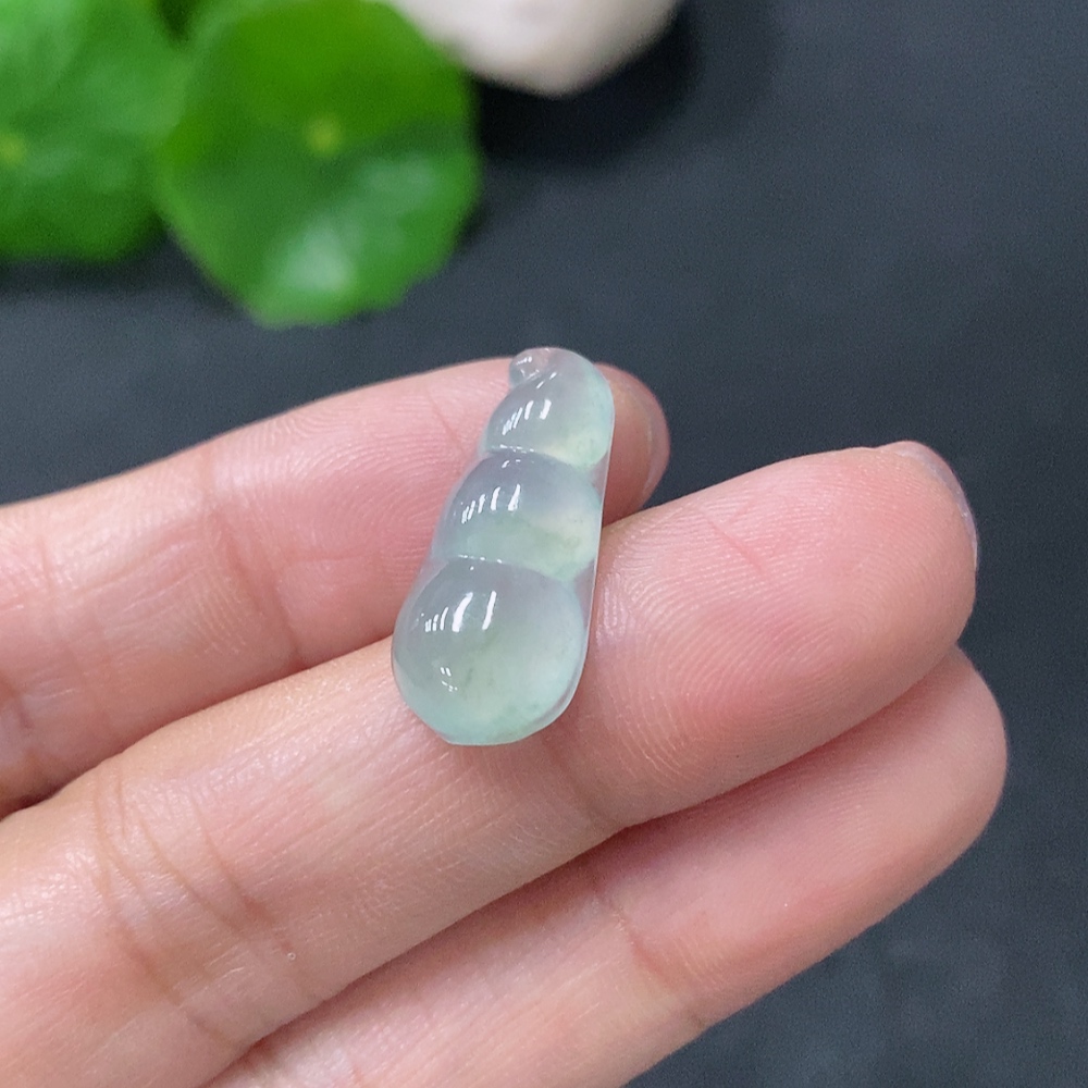 F35088648 Jadeite auspicious bean inlay piece with a total weight of approximately 1.42g
