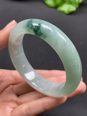 F46581052 翡翠正圈手镯 圈口55.7mm 总重约74.1g