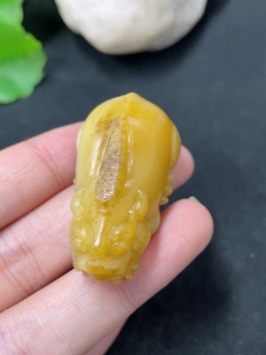 H46575206 和田玉挂件   瑞兽   皮色成因未定 含其他矿物成分  货品总重约26.5g