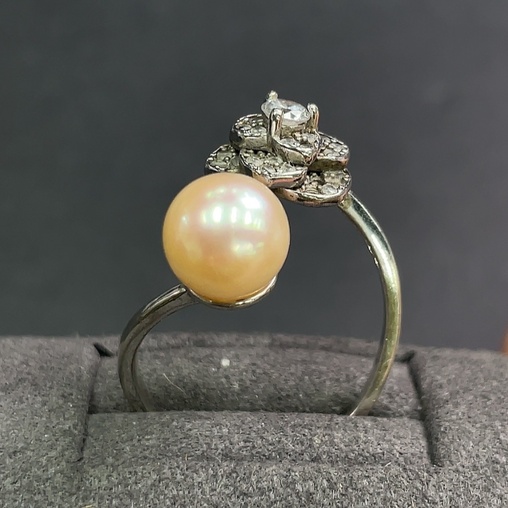 C11143231 Pearl Ring Non-Gold Setting Approx. 3.28g Main Stone Approx. 7.8mm Side Stones Not Measured Adjustable Ring Size