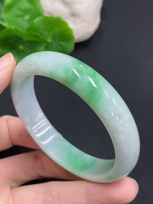 F33832033 Jadeite Regular Bangle (Total Weight: Approx. 50g, Inner Diameter: 57)