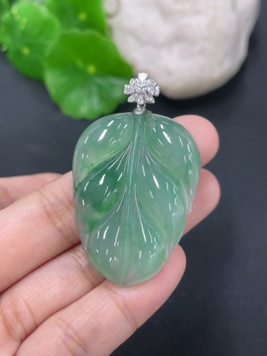 F46552030 翡翠叶子挂件 18k金扣头  非钻  货品总重约12.5g