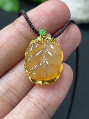 F29432843 Jadeite leaf pendant with 18k gold setting, total weight approx. 3.38g, color origin undetermined