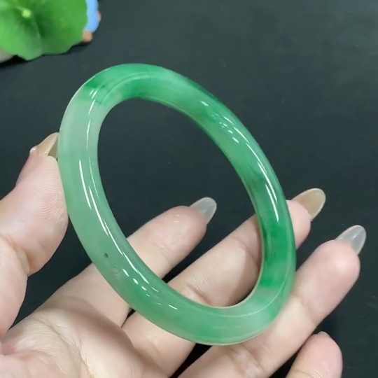 H31677118 African Emerald (Dulong Jade) Round Bangle