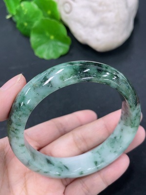 F46568029 翡翠正圈手镯 圈口55.5mm 货品总约重58.34g 含其他矿物质成分