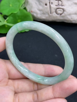 F46562558 翡翠贵妃手镯  圈口56.2/49.6 货品总重约27.37g