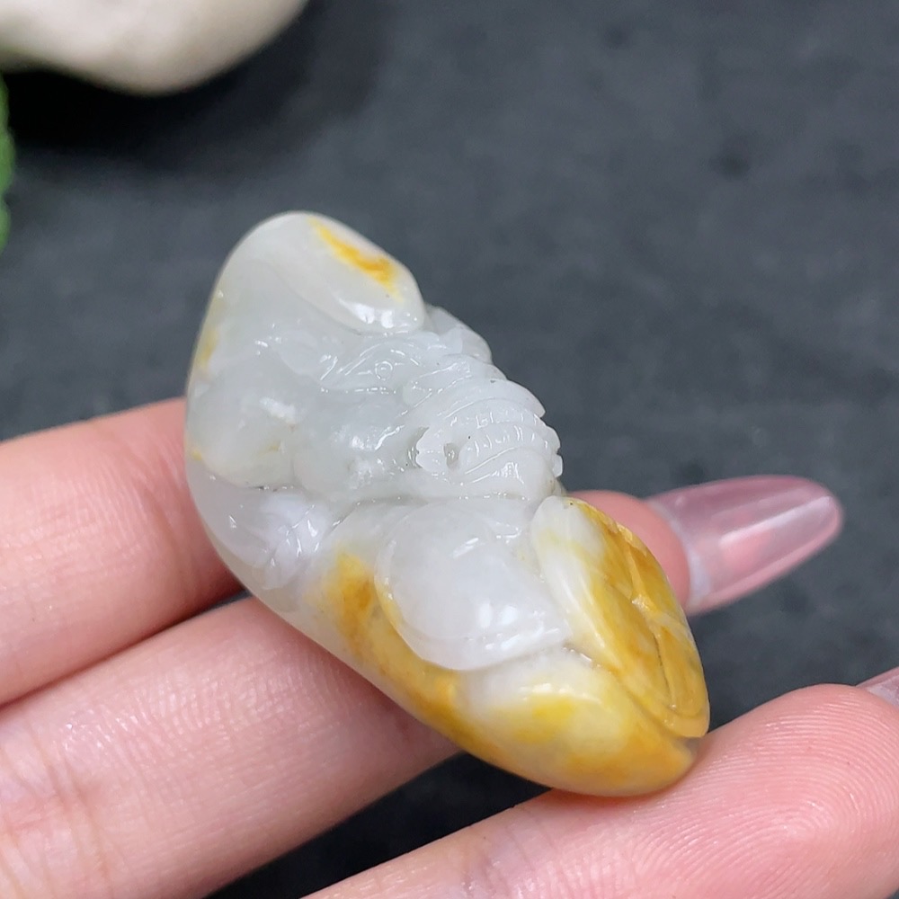 H33944357 Hetian Jade Pendant - Auspicious Beast, undetermined skin color origin, contains other mineral components, total weight approx. 31.6g