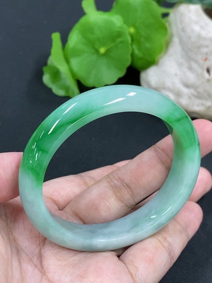 F46525974 翡翠贵妃手镯 货品总重约50.33g 53.5/47.2圈口
