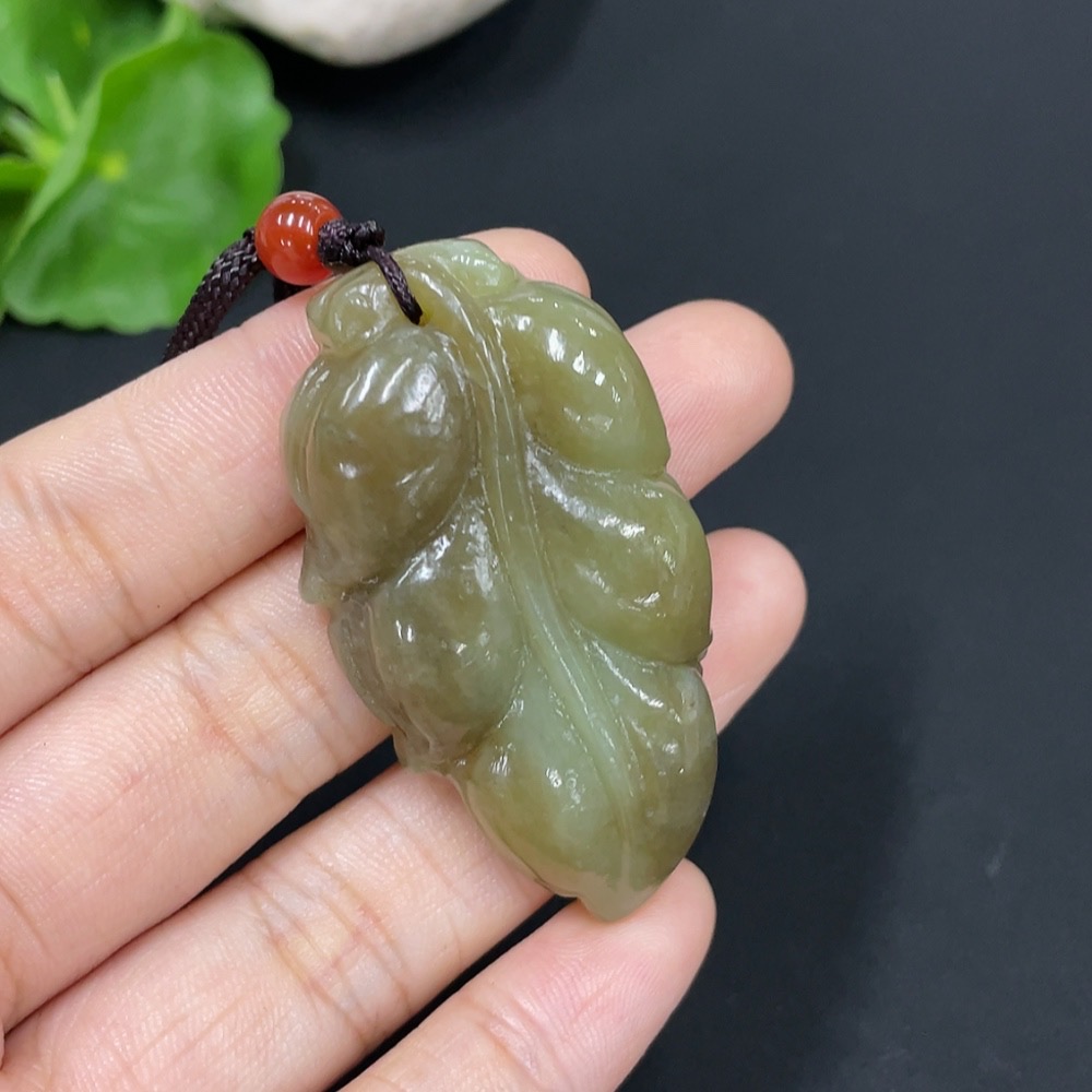 H29325901 Hetian Jade Pendant Leaf with Non-Hetian Jade Beads Total Weight Approx. (Including Cord) 27.1g