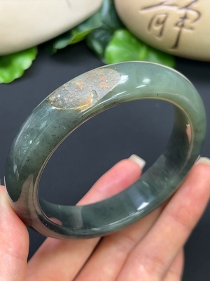 H46529259 和田玉正圈手镯 颜色成因未定 圈口62.2mm 总重约79.61g
