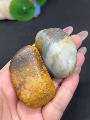 H41870175 和田玉 皮色成因未定 含其他矿物成分 货品总重约133.6g
