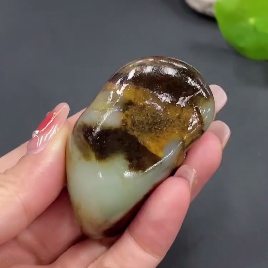 H23656252 Hetian Jade, undetermined cause of skin color, total weight about 68.2g