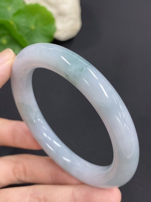 F46556019 翡翠圆条手镯 圈口55.6 货品总重约55.6克